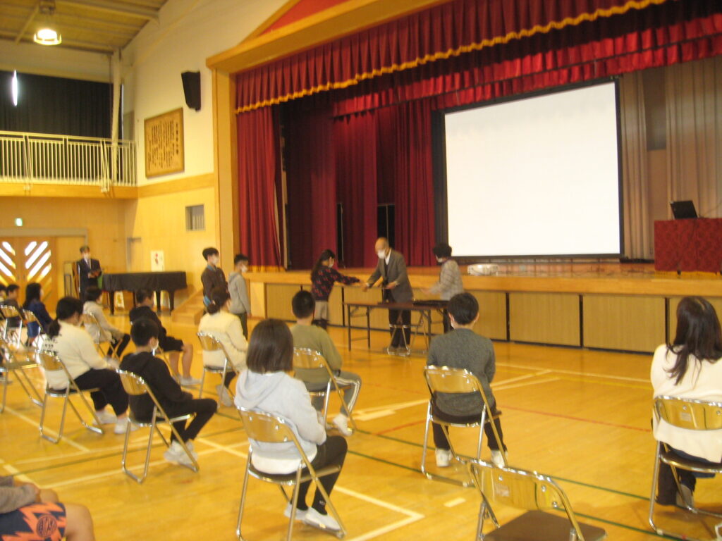 中山中学校区健全育成標語の表彰と講演会を開催
