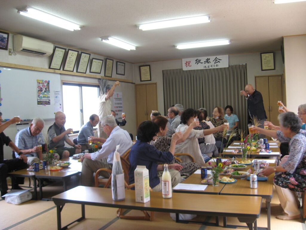 明青会懇親会で敬老を祝う